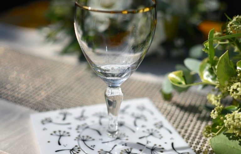 Plexi poháralátét, ültetőkártya