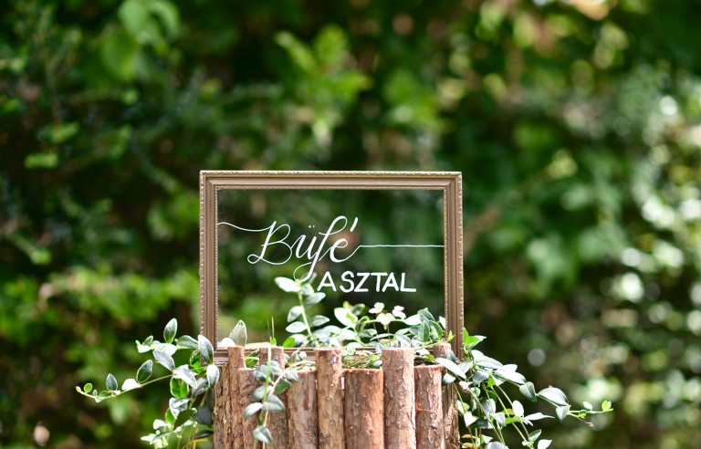 Esküvői desszertes asztal hangulattáblái 