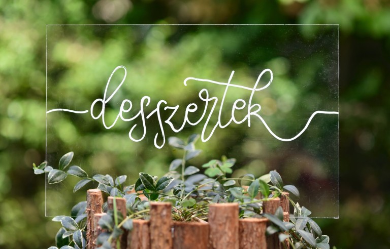 Esküvői desszertes asztal hangulattáblái 