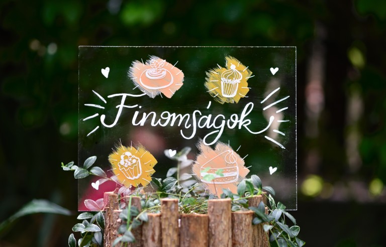 Esküvői desszertes asztal hangulattáblái 