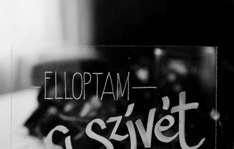 Vicces táblakettős főasztalra 