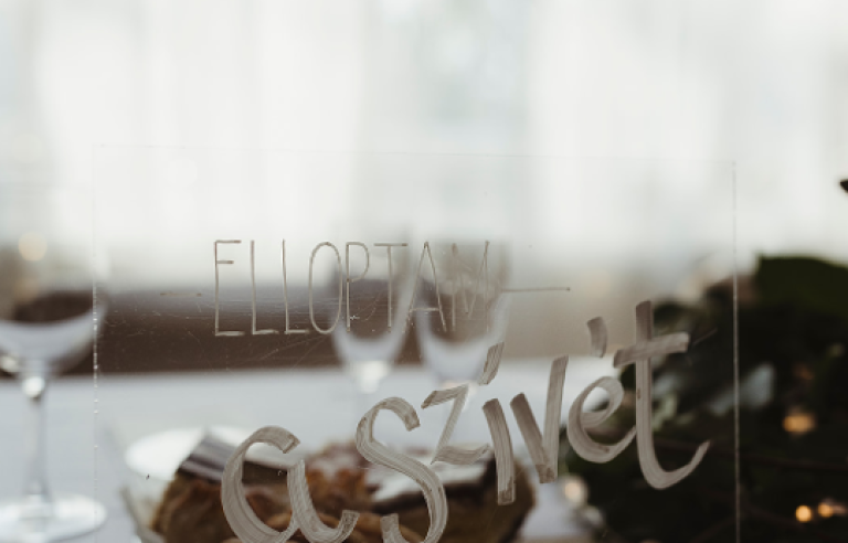 Vicces táblakettős főasztalra 