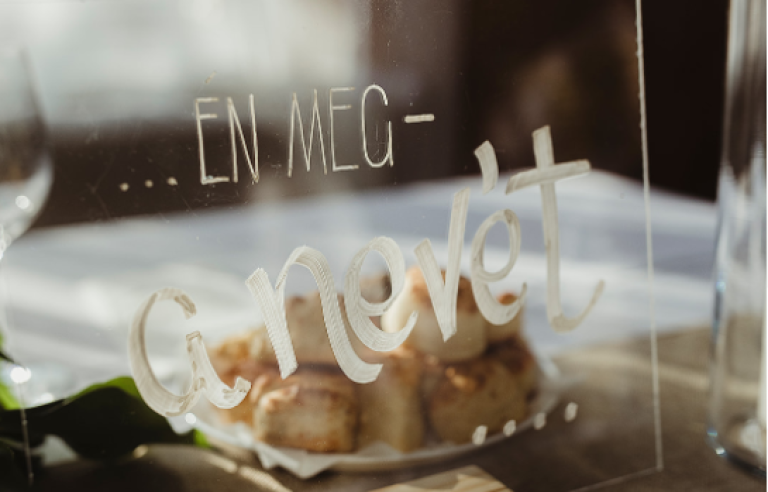 Vicces táblakettős főasztalra 