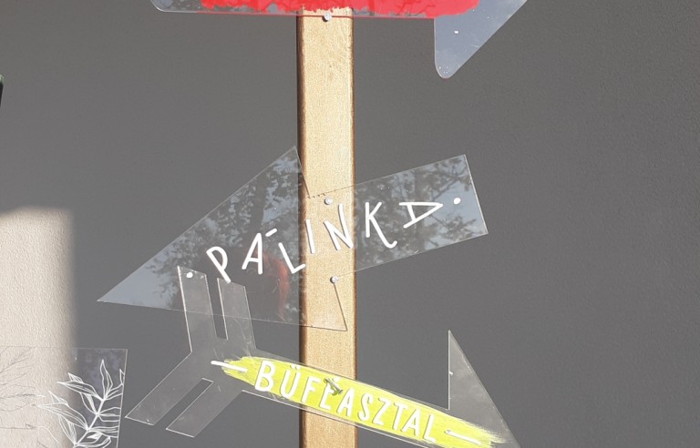 Esküvői plexi hangulat nyílak