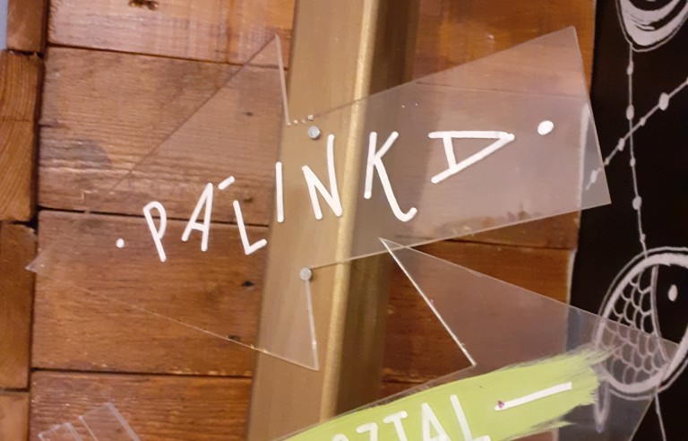 Esküvői plexi hangulat nyílak