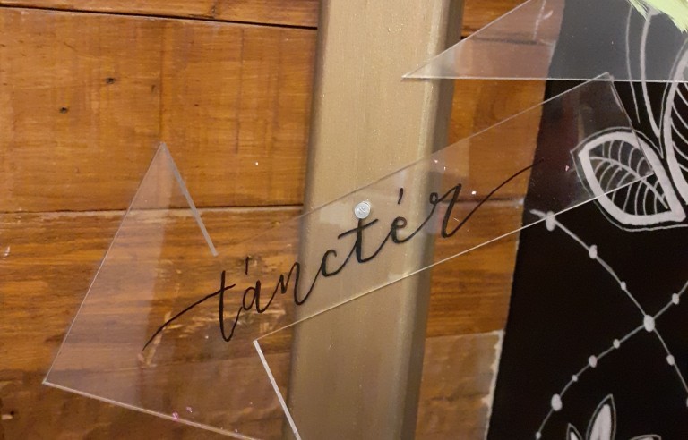 Esküvői plexi hangulat nyílak