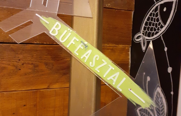 Esküvői plexi hangulat nyílak