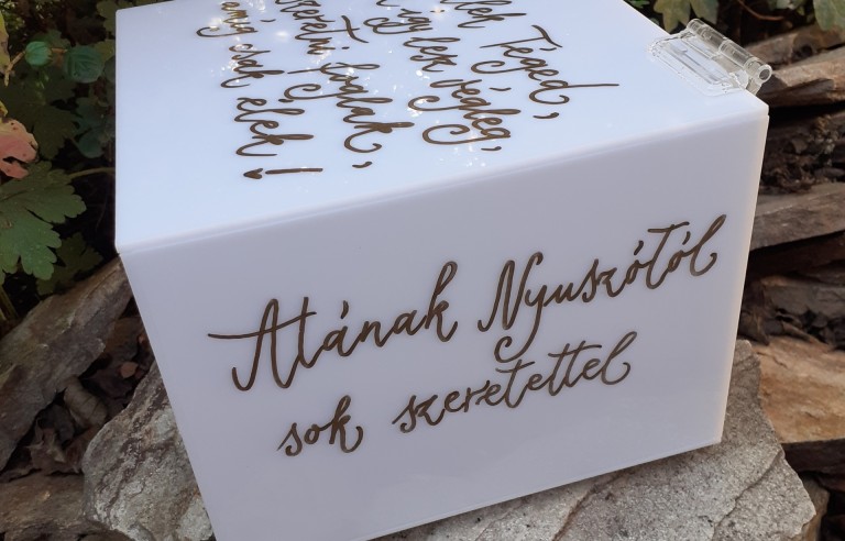 Ajándékdoboz felnyitható fedéllel 