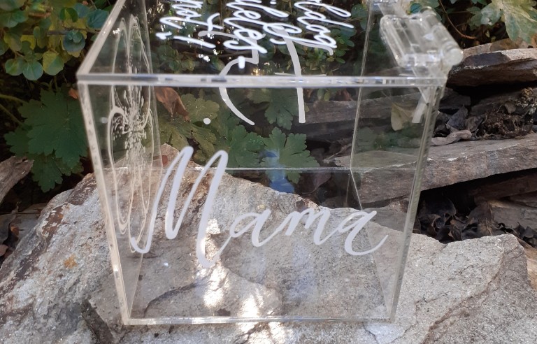 Ajándékdoboz felnyitható fedéllel 