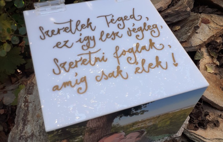 Ajándékdoboz felnyitható fedéllel 