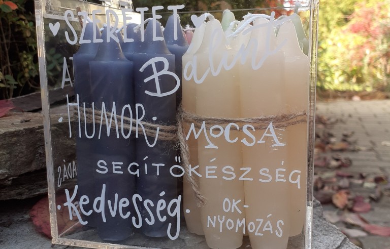 Ajándékdoboz felnyitható fedéllel 