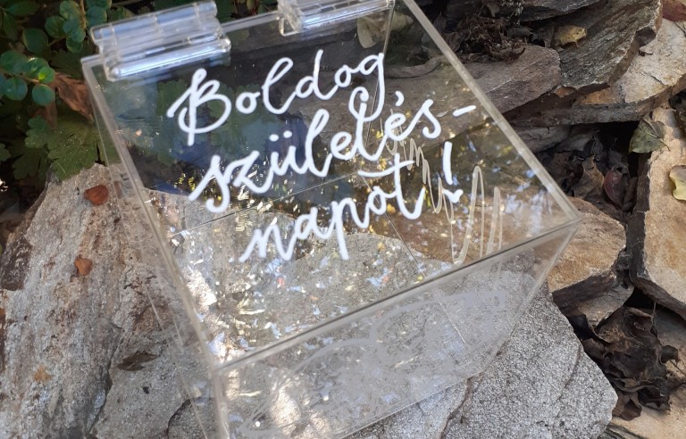 Ajándékdoboz felnyitható fedéllel 