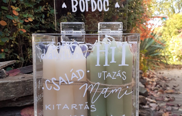 Ajándékdoboz felnyitható fedéllel 