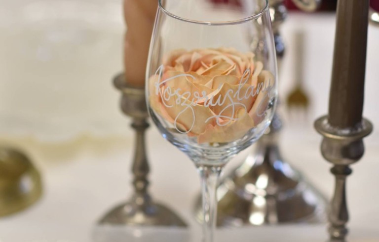 Borospohár feliratozása