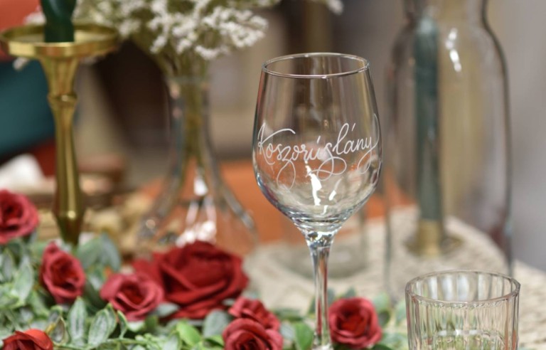 Borospohár feliratozása