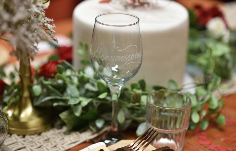 Borospohár feliratozása