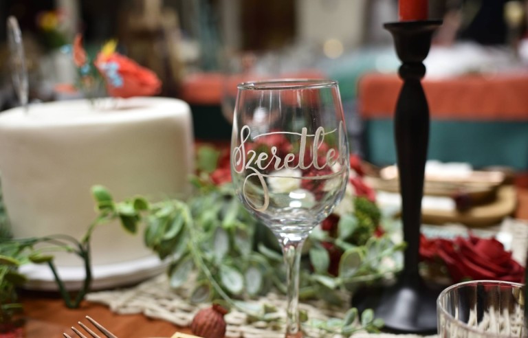 Borospohár feliratozása