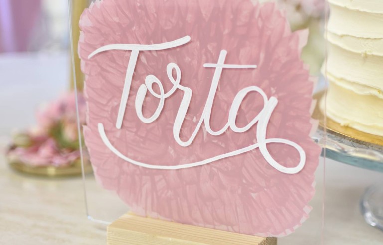 Esküvői desszertes asztal hangulattáblái 