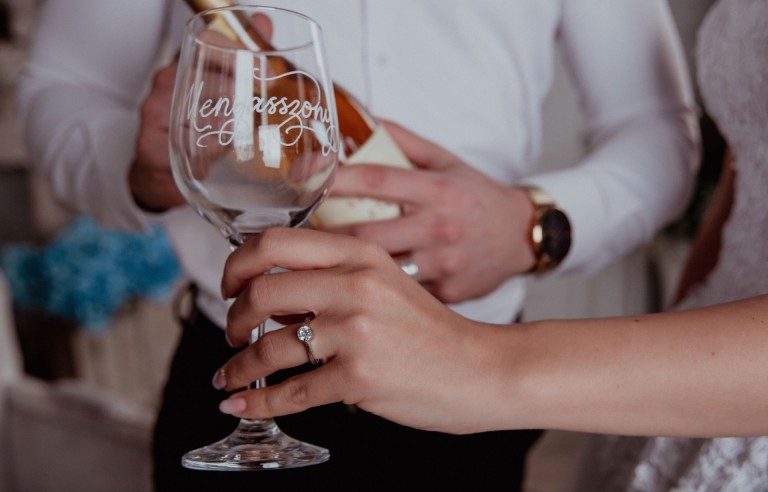 Borospohár feliratozása