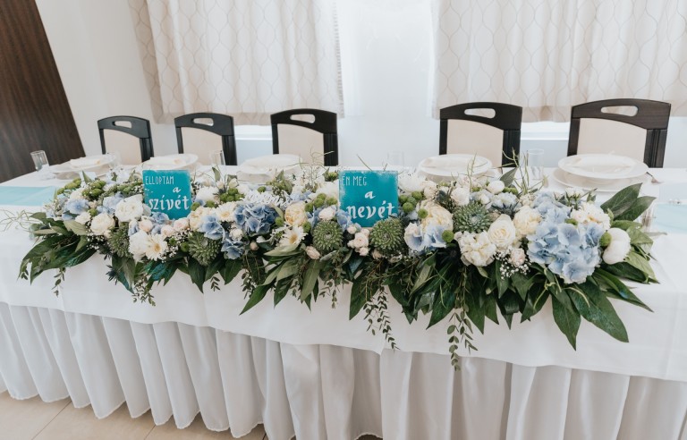 Vicces táblakettős főasztalra 