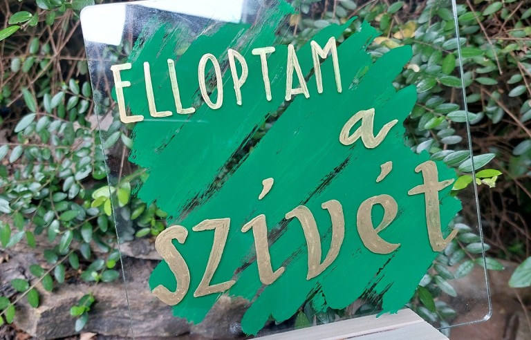 Vicces táblakettős főasztalra 