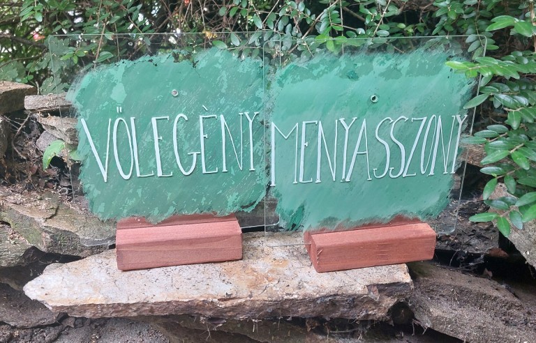 Vicces táblakettős főasztalra 